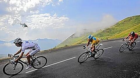 Es geht wieder auf den Tourmalet: Andy Schleck (l.) und Alberto Contador (im Gelben Trikot) liefern sich bei dieser Tour de France einen erbitterten Kampf um die Spitze.