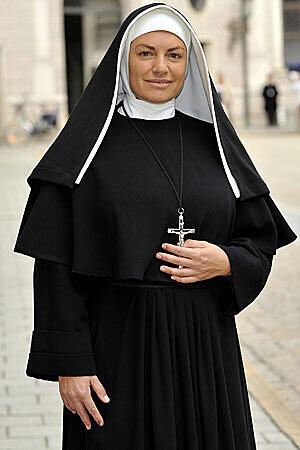 ... oder als Nonne. Mitte der 80er Jahre kam dann auch der Durchbruch im Fernsehen. Seitdem sieht man Neubauer in den verschiedensten Rollen. Ob als Nonne im ARD-Film "Gottes mächtige Dienerin" oder ...
