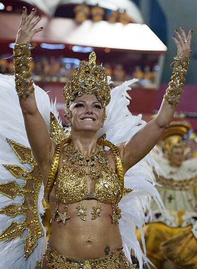 In Rio ging es in der Nacht zum Montag auf dem Straßenkarneval heiß her. Die brasilianischen Schönheiten zeigten zum Karneval-Höhepunkt viel nackte Haut und sexy Kurven.