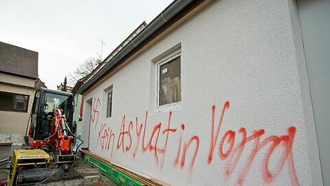 "Kein Asylat in Vorra": Der Nazi-Anschlag auf drei Flüchtlingsheime in Vorra. Die Bilder