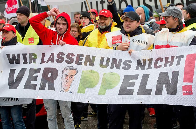 Sigmar Gabriel hält die Vorwürfe, den Streikenden mit der Kündigung ihres Jobs gedroht zu haben, für glaubhaft und fordert von Post-Vorstandschef Frank Appel eine Stellungnahme.