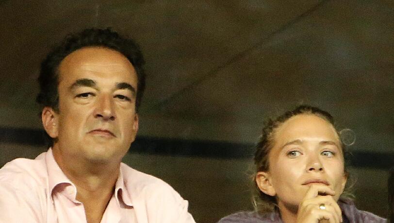 Mary-Kate Olsen und Olivier Sarkozy trennen nicht nur optisch Welten, die beiden sind auch 17 Jahre auseinander. 2012 lernten sich die Schauspielerin und der Bruder von Frankreichs Ex-Präsident Nicolas Sarkozy kennen und lieben. Im Dezember 2015 wurde geheiratet. Mary-Kate Olsen und Olivier Sarkozy trennen nicht nur optisch Welten, die beiden sind auch 17 Jahre auseinander. 2012 lernten sich die Schauspielerin und der Bruder von Frankreichs Ex-Präsident Nicolas Sarkozy kennen und lieben. Im Dezember 2015 wurde geheiratet.