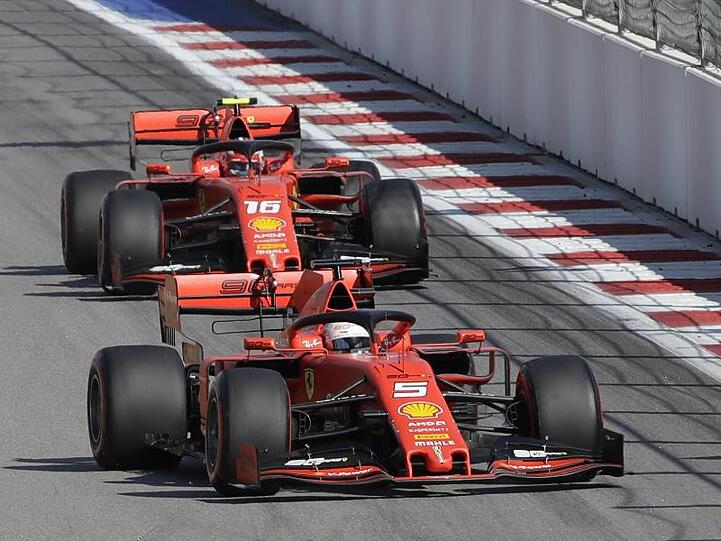 Sebastian Vettel (l) und Teamkollege Charles Leclerc verloren durch das Teamorder-Desaster bei Ferrari die Führung.