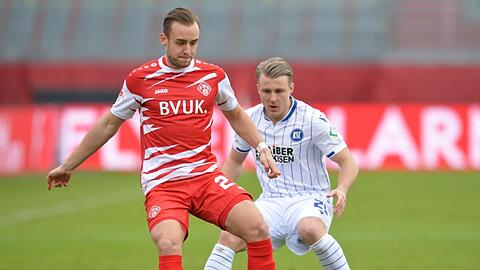 Der Würzburger David Kopacz (l) kommt vor dem Karlsruher Marco Thiede.