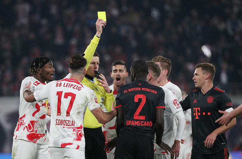 Glück gehabt: Dayot Upamecano sieht nur die Gelbe Karte.