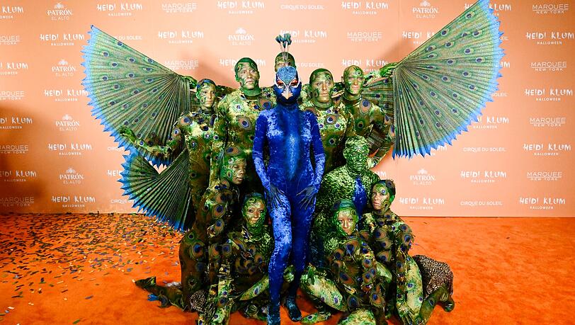 Heidi Klum kommt als Pfau verkleidet. Die zehn Tänzerinnen und Tänzer bildeten die grün-glänzende Pfauenfedern