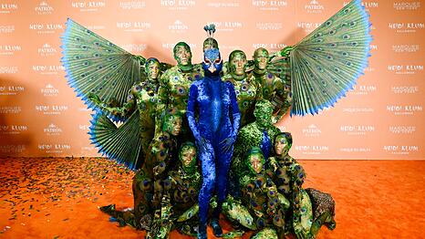 Heidi Klum kommt als Pfau verkleidet. Die zehn Tänzerinnen und Tänzer bildeten die grün-glänzende Pfauenfedern