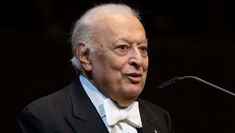 Zubin Mehta, Dirigent, steht nach der Verleihung der Goldenen Ehrenmünze der Stadt München auf der Bühne.
