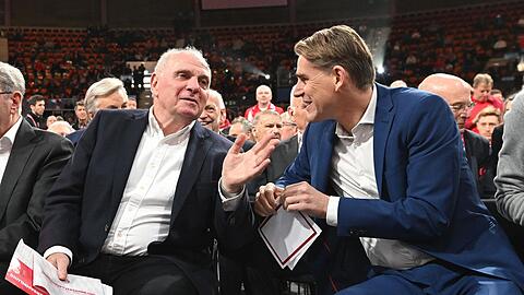 Uli Hoeneß (links) und Christoph Freund unterhalten sich