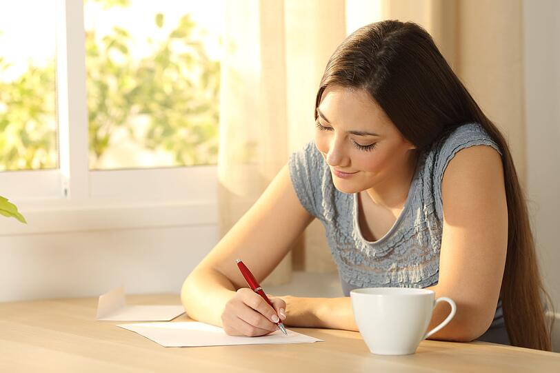 Erinnern Sie sich daran, wie Sie früher Ihren Liebsten Briefe geschrieben haben? Nehmen Sie Stift und Papier in die Hand und legen Sie los: Durch das Schreiben werden Formulierungs- und Wortfindungsfähigkeit gestärkt. Außerdem unterkringeln keine Linien Ihre Rechtschreibfehler. Und vielleicht machen Sie Ihrem Gegenüber damit eine besondere Freude. Erinnern Sie sich daran, wie Sie früher Ihren Liebsten Briefe geschrieben haben? Nehmen Sie Stift und Papier in die Hand und legen Sie los: Durch das Schreiben werden Formulierungs- und Wortfindungsfähigkeit gestärkt. Außerdem unterkringeln keine Linien Ihre Rechtschreibfehler. Und vielleicht machen Sie Ihrem Gegenüber damit eine besondere Freude.