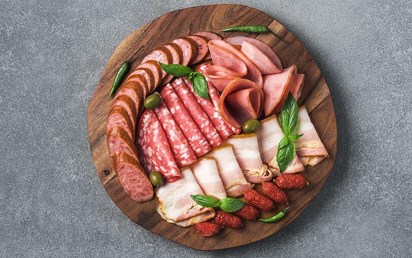 Bei Wurst ist die Frage nach der Lagerung komplizierter: Denn je nachdem, um welche Sorte es sich handelt, ist eine Lagerung au&szlig;erhalb des K&uuml;hlschranks durchaus m&ouml;glich. Ger&auml;ucherte Wurst wie Salami h&auml;lt h&ouml;here Temperaturen deutlich besser aus als Frischwurst oder Kochschinken. Letztere sollten schnellstm&ouml;glich zur&uuml;ck in den Eisschrank.