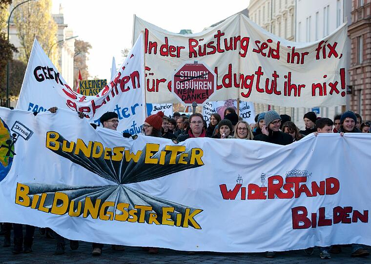 Mehrere tausend Schüler und Studenten haben am Donnerstag unter anderem auch in München für die Abschaffung der Studiengebühren und für mehr Mitbestimmungsrechte demonstriert.