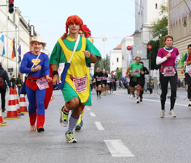 Bunte Kostüme, Kinder feuern ihre Eltern an, viel Schweiß und gute Laune: Die Bilder vom München Marathon 2012