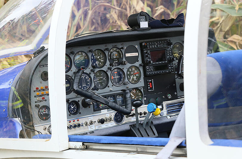 Ein einmotoriges Sportflugzeug landete nahe dem Flugplatz Mößling in einem Maisfeld: die Bilder von der Unfallstelle.