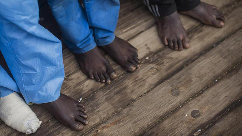 Afrikanische Flüchtlinge warten an Bord des Hilfsschiffs Golfo Azurro. Helfer hatten 332 Menschen in drei Schlauchbooten vor der Küste von Libyen gerettet.
