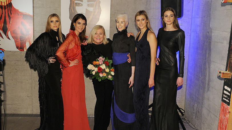 Gastgeberein Susanne Wiebe mit Models.