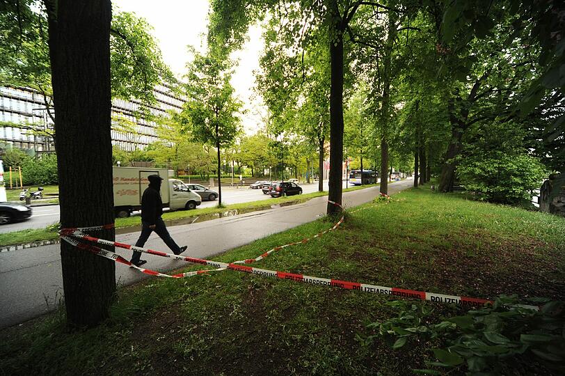 Die Polizei hat den Tatbereich zunächst mit Trassierband abgegrenzt.