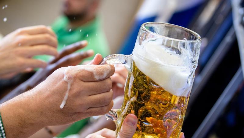Besucher greifen im Paulaner-Festzelt nach einem Bierkrug. Foto: Matthias Balk Besucher greifen im Paulaner-Festzelt nach einem Bierkrug. Foto: Matthias Balk