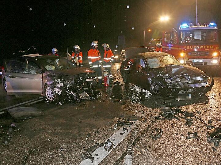 Feuerwehrleute stehen an der Unfallstelle auf der Bundesstraße B21. Foto: Markus Leitner/BRK