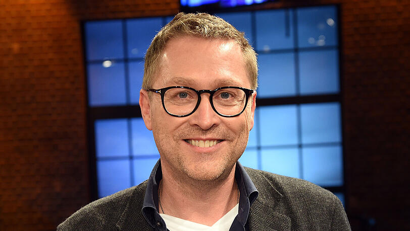 AZ-Interview mit Jan Weiler: 1967 in Düsseldorf geboren, war der Journalist und Schriftsteller viele Jahre Chefredakteur des SZ Magazins. Sein Buch "Maria, ihm schmeckt’s nicht!" gehört zu den erfolgreichsten Büchern der vergangenen Jahre. Es folgte unter anderem "Das Pubertier". AZ-Interview mit Jan Weiler: 1967 in Düsseldorf geboren, war der Journalist und Schriftsteller viele Jahre Chefredakteur des SZ Magazins. Sein Buch "Maria, ihm schmeckt’s nicht!" gehört zu den erfolgreichsten Büchern der vergangenen Jahre. Es folgte unter anderem "Das Pubertier".