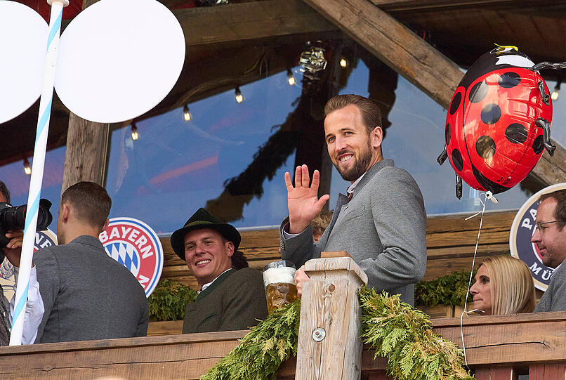 Harry Kane winkt den Fans vom Käfer-Balkon aus zu.