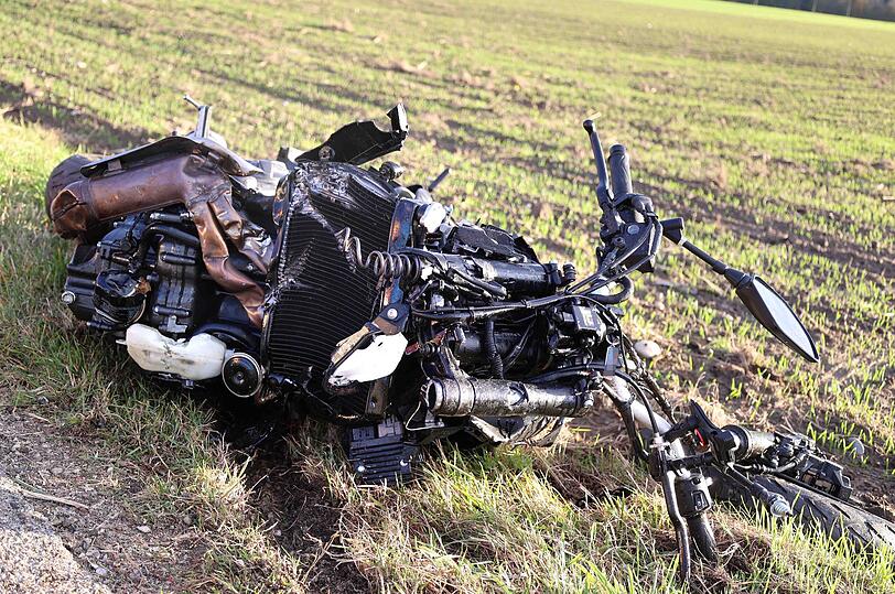 Bei dem Zusammenstoß bei Waldkraiburg stirbt der Motorradfahrer noch an der Unfallstelle.