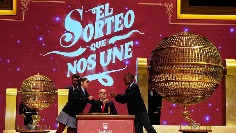 Sch&uuml;lerinnen und Sch&uuml;ler stehen im Mittelpunkt der Zeremonie.