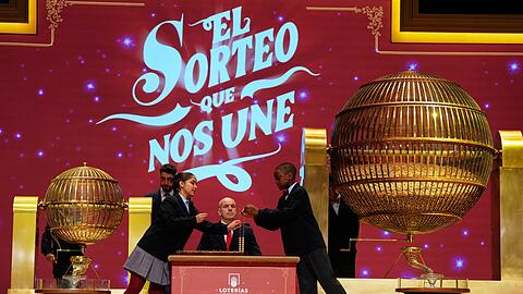 Sch&uuml;lerinnen und Sch&uuml;ler stehen im Mittelpunkt der Zeremonie.