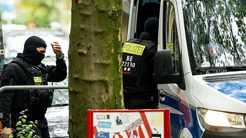 Die Polizei in Berlin geht mit einer Razzia gegen illegalen Waffenbesitz und Bandenkriminalit&auml;t vor.