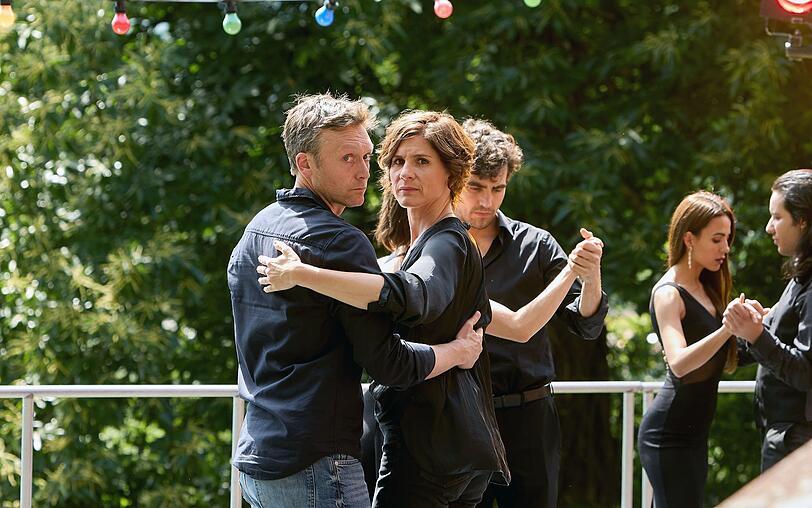 Was tut man nicht alles, um eine Stalkerin und Mörderin zu fassen? Die Ermittler Judith Mohn (Christina Hecke) und Freddy Breyer (Robin Sondermann) mischen sich unter die anderen Tangotänzer. Was tut man nicht alles, um eine Stalkerin und Mörderin zu fassen? Die Ermittler Judith Mohn (Christina Hecke) und Freddy Breyer (Robin Sondermann) mischen sich unter die anderen Tangotänzer.