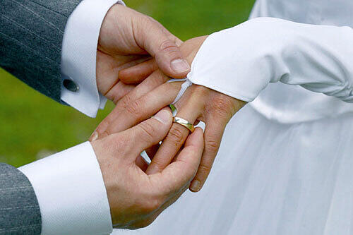 Immer mehr Menschen leben ohne Trauschein zusammen. Lohnt es sich überhaupt noch zu heiraten?