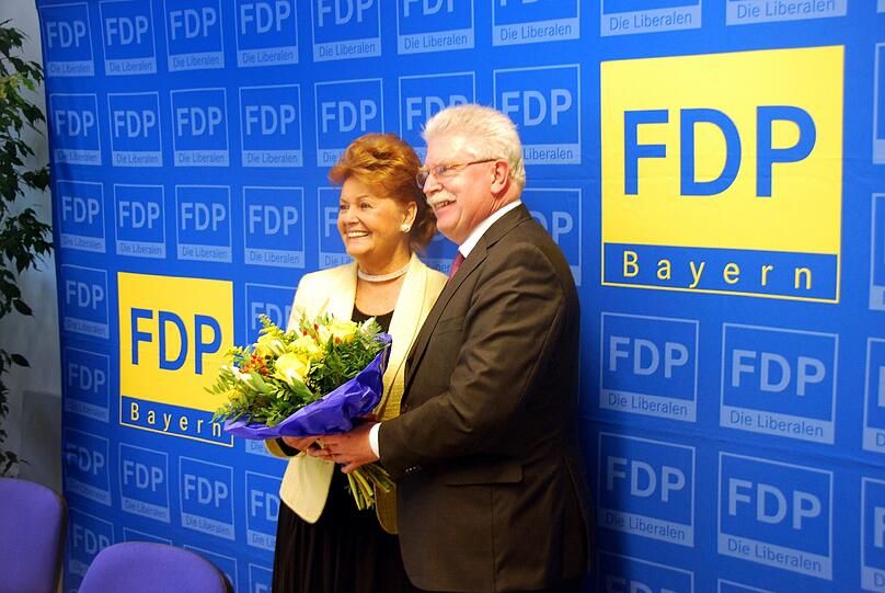Bei der Vorstellung der neuen Kandidatin: Gabriele Weishäupl und Martin Zeil. Er hat einen gelben Strauß für sie mitgebracht.
