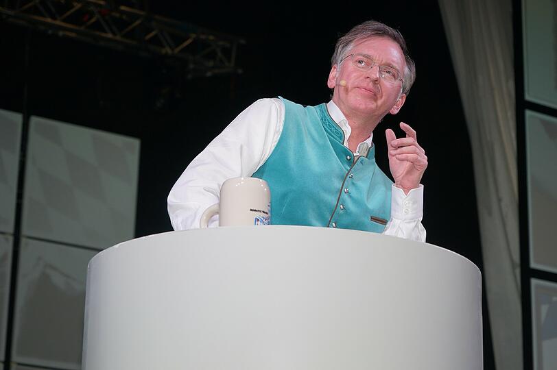 Er setzt Pointen &ndash; und sorgt dazwischen für den Zusammenhalt in der Münchner Gesellschaft: Kabarettist Christian Springer.