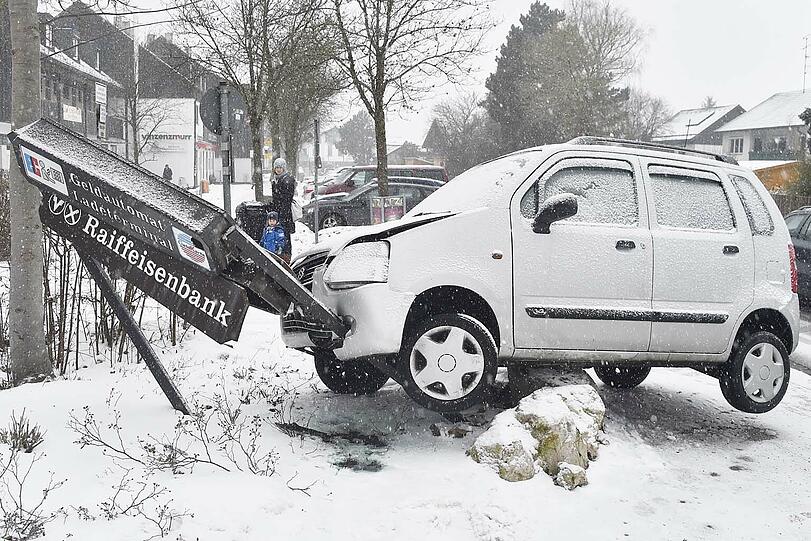 Der Suzuki endete auf dem Bankschild. Verletzt wurde bei dem Unfall glücklicherweise niemand.
