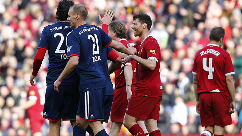 Zeit für ein Späßchen: Xabi Alonso (r.) mit Luca Toni und Alexander Zickler.