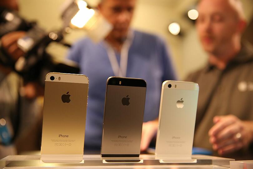 Apple hat erstmals ein neues günstigeres iPhone-Modell vorgestellt. Das Gerät heißt wie erwartet iPhone 5C und hat ein Gehäuse aus Plastik in bunten Farben. Die Bilder aus dem Berliner Apple-Store.