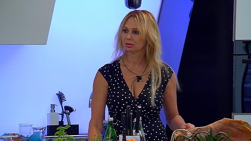 Dolly erfährt von Big Brother, dass Edona gehen musste.