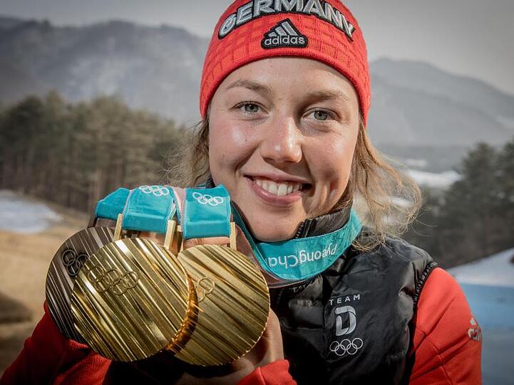 Die Biathletin Laura Dahlmeier zeigt ihre Medaillen, die sie bei den Olympischen Spielen 2018 gewonnen hat. Foto: Michael Kappeler/Archiv