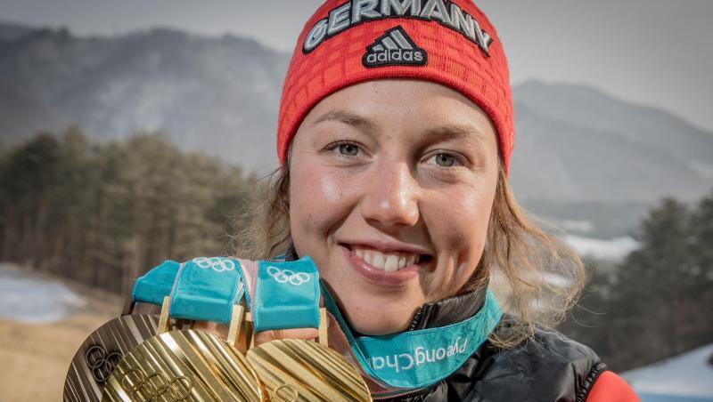 Die Biathletin Laura Dahlmeier zeigt ihre Medaillen, die sie bei den Olympischen Spielen 2018 gewonnen hat. Foto: Michael Kappeler/Archiv Die Biathletin Laura Dahlmeier zeigt ihre Medaillen, die sie bei den Olympischen Spielen 2018 gewonnen hat. Foto: Michael Kappeler/Archiv