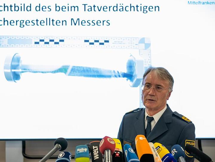 Roman Fertinger, Polizeipräsident des Polizeipräsidiums Mittelfranken, erläutert die Details zu Festnahme des mutmaßlichen Messerstechers von Nürnberg.