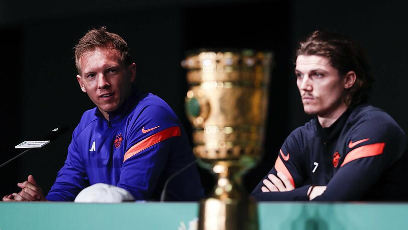 Julian Nagelsmann (l.) und sein ehemaliger Kapitän Marcel Sabitzer bei der PK vor dem DFB-Pokalfinale am Ende der vergangenen Saison. (Archivbild)