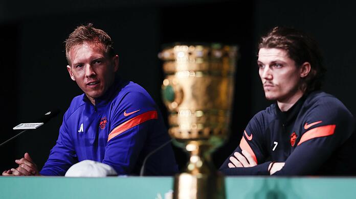 Julian Nagelsmann (l.) und sein ehemaliger Kapitän Marcel Sabitzer bei der PK vor dem DFB-Pokalfinale am Ende der vergangenen Saison. (Archivbild)