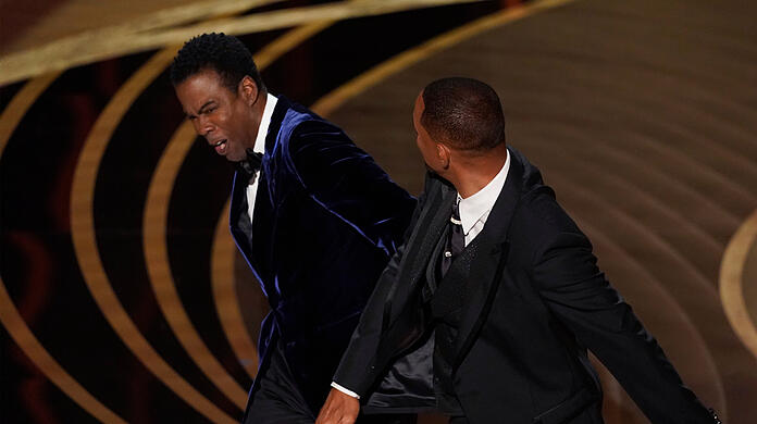 Will Smith (r) schlägt Moderator Chris Rock auf der Bühne bei der 94. Verleihung der Academy Awards in Hollywood.