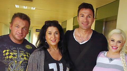 Glücklich: Lucas Cordalis mit Ehefrau Daniela Katzenberger sowie den Schwiegereltern Iris und Peter Klein kurz vor der Geburt von Tochter Sophia im August 2015
