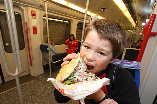 Dem kleinen Leon schmeckt sein Mittags-Döner in der U-Bahn. Bloß macht der auch Dreck...