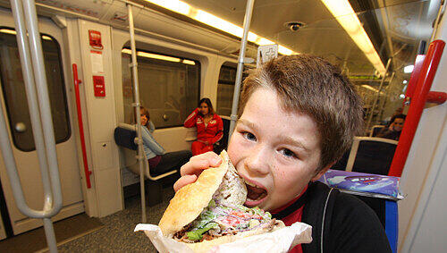 Dem kleinen Leon schmeckt sein Mittags-Döner in der U-Bahn. Bloß macht der auch Dreck... Dem kleinen Leon schmeckt sein Mittags-Döner in der U-Bahn. Bloß macht der auch Dreck...