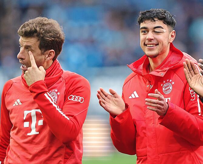 Wer den Schaden hat. . . : Der "einäugige" Aleksandar Pavlovic (r.) muss sich den Spott von Kollegen Thomas Müller gefallen lassen.