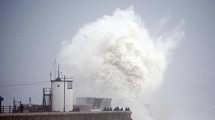 Hunderttausende Menschen waren in Irland vorübergehend ohne Strom.