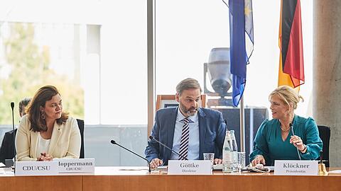 Zur konstituierenden Sitzung war Bundestagspräsidentin Julia Klöckner (CDU) mit dabei.