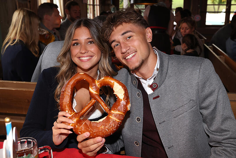 Die Bayern feiern beim traditionellen Oktoberfest-Besuch in der Käfer-Schänke.